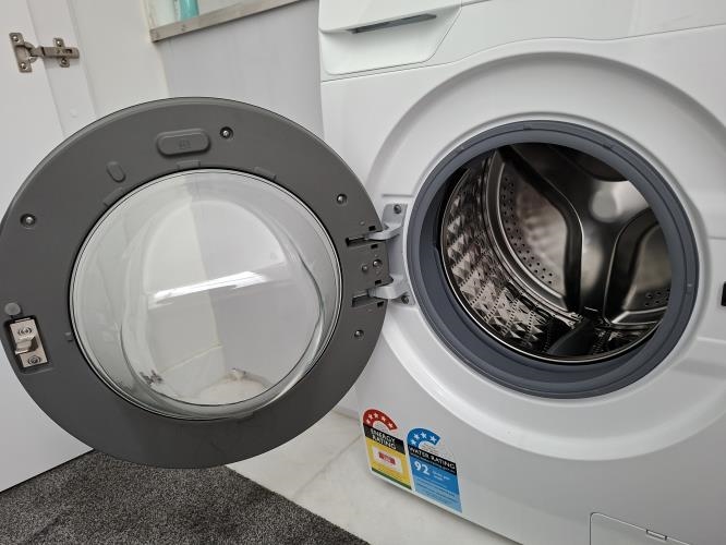 Second-hand Samsung 9kg Front Load Washing Machine - Photo 2)
