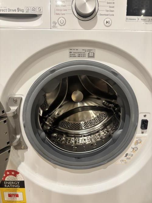 Second-hand LG 9kg Front Load Washing Machine - Photo 2)