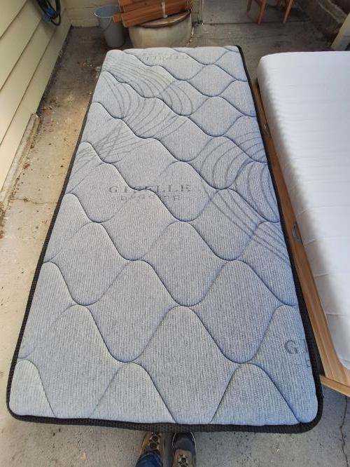 Second-hand Single Mattress - Photo 2)