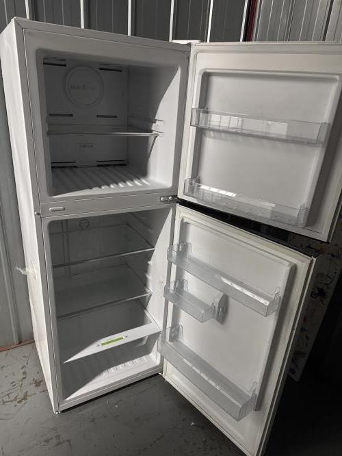 Second-hand Chiq 216L Top Mount Fridge - Photo 2)