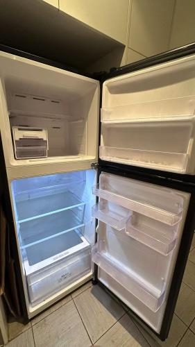 Second-hand Samsung 305L Top Mount Fridge - Photo 2)