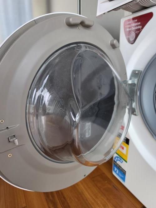 Second-hand LG 7kg Front Load Washing Machine - Photo 2)