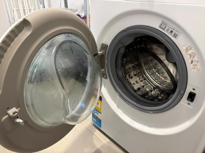 Second-hand LG 7.5kg Front Load Washing Machine - Photo 2)
