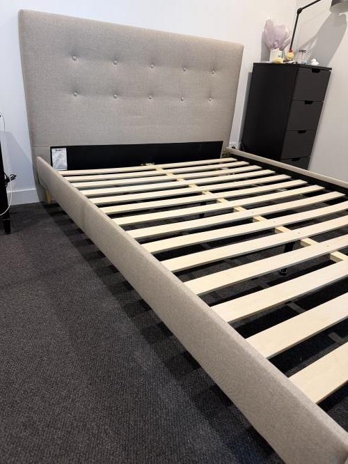 Second-hand Queen bed frame - Photo 2)