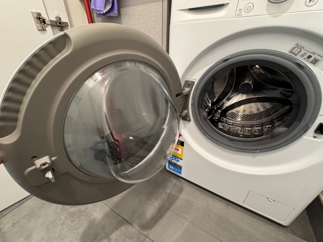 Second-hand LG 10kg Front Load Washing Machine - Photo 2)