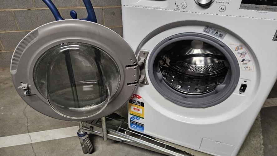 Second-hand LG 7.5kg Front Load Washing Machine - Photo 2)