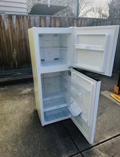 Second-hand Chiq 202L Top Mount Fridge - Photo 2)