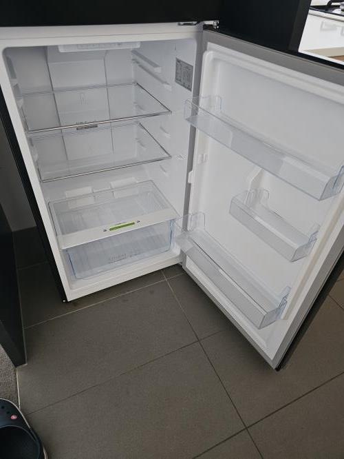 Second-hand Chiq 202L Top Mount Fridge - Photo 2)