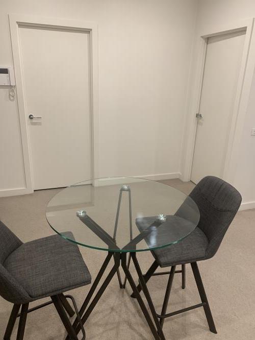 Second-hand Dining Table with 2 Chairs - Photo 2)