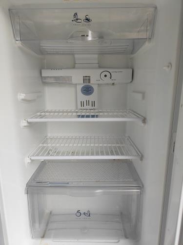 Second-hand Whirlpool 212L Top Mount Fridge - Photo 2)