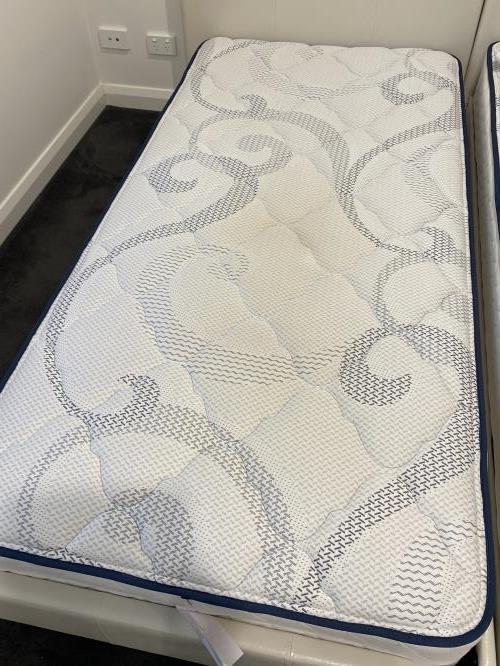 Second-hand Single Mattress - Photo 2)