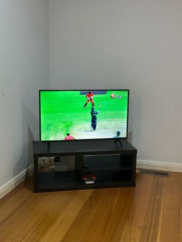 Second-hand Ffalcon 40\" Smart TV - Photo 3)