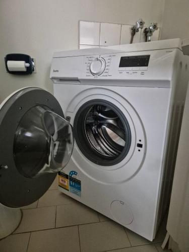 Second-hand Esatto 5kg Front Load Washing Machine - Photo 3)