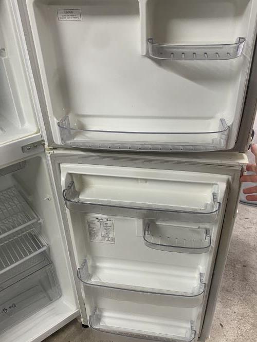 Second-hand Whirlpool 212L Top Mount Fridge - Photo 3)