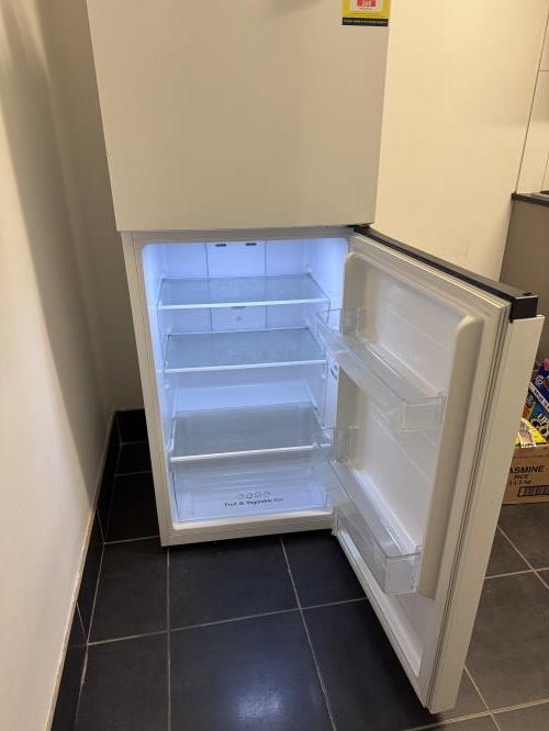 Second-hand Hisense 205L Top Mount Fridge - Photo 3)