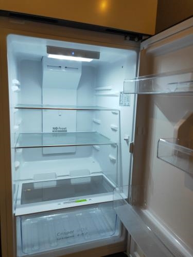Second-hand Chiq 202L Top Mount Fridge - Photo 3)