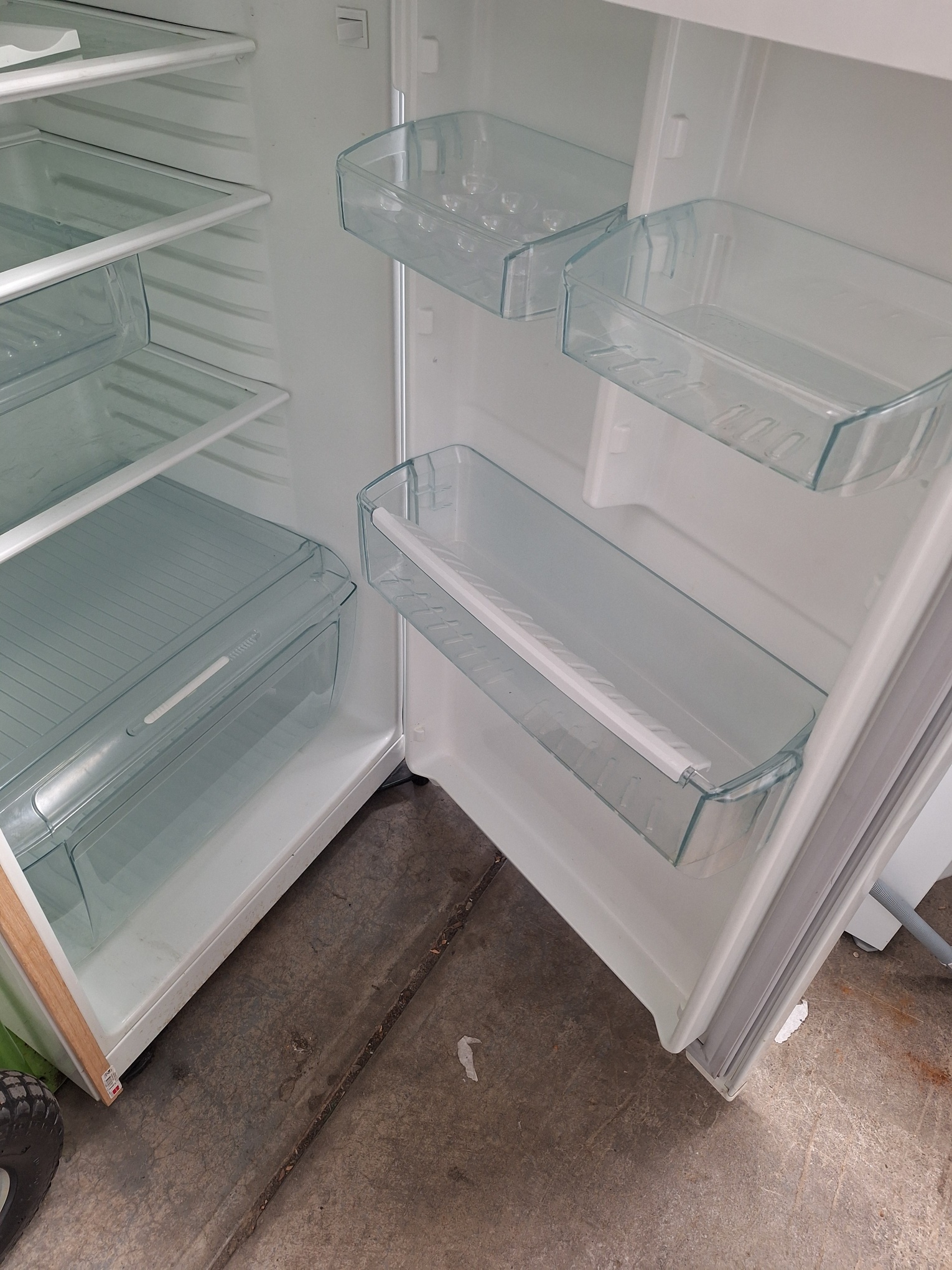 Second-hand Westinghouse 330L Top Mount Fridge - Photo 3)