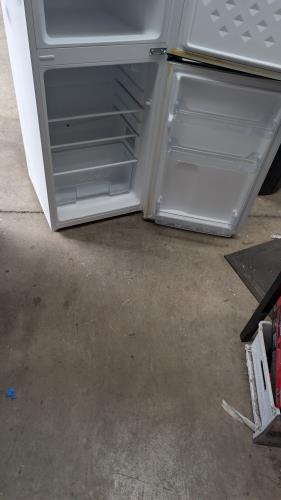 Second-hand Chiq 118L Top Mount Fridge - Photo 3)