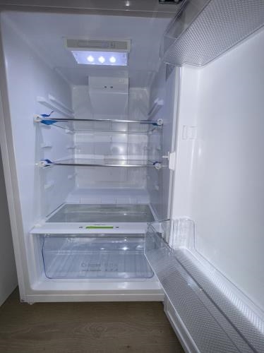 Second-hand Chiq 202L Top Mount Fridge - Photo 3)