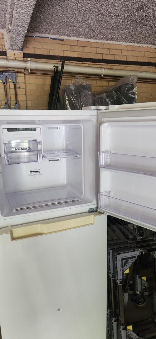 Second-hand Samsung 255L Top Mount Fridge - Photo 3)