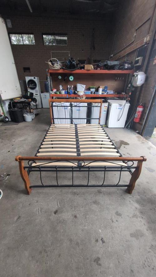 Second-hand Queen Size Bed Frame - Photo 3)