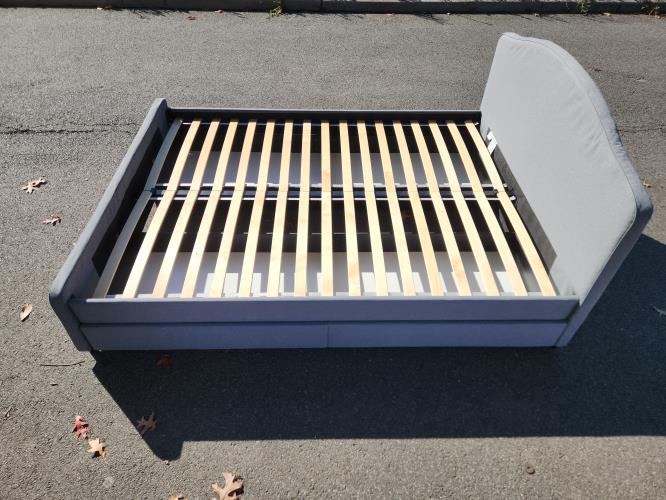 Second-hand Queen Size Bed Frame with 4 Drawers - Photo 3)
