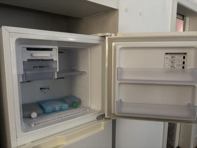Second-hand Samsung 255L Top Mount Fridge - Photo 3)