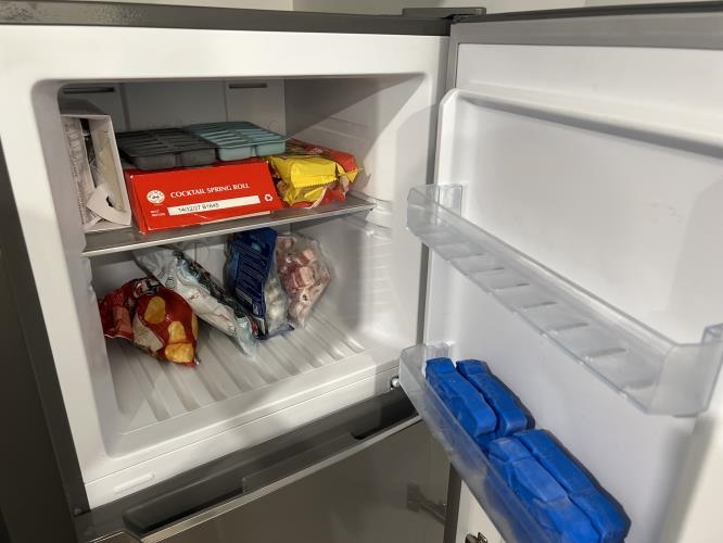 Second-hand Chiq 202L Top Mount Fridge - Photo 3)