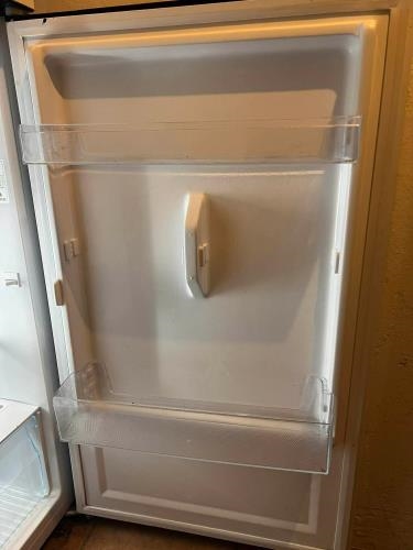 Second-hand Chiq 202L Top Mount Fridge - Photo 3)