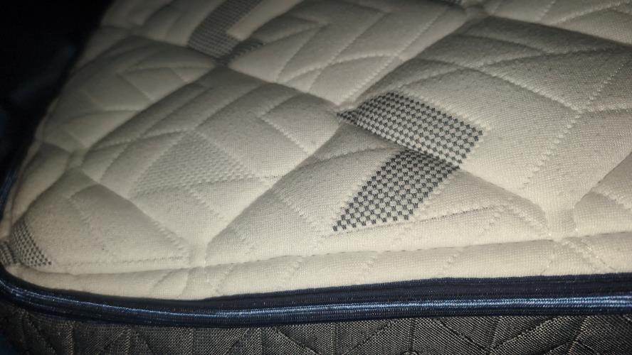 Second-hand Queen Size Mattress - Photo 3)