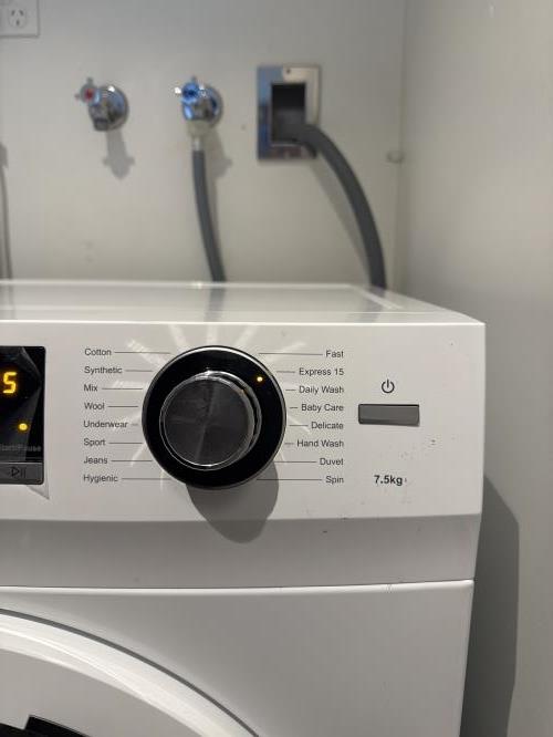 Second-hand Haier 7.5kg Front Load Washing Machine - Photo 3)