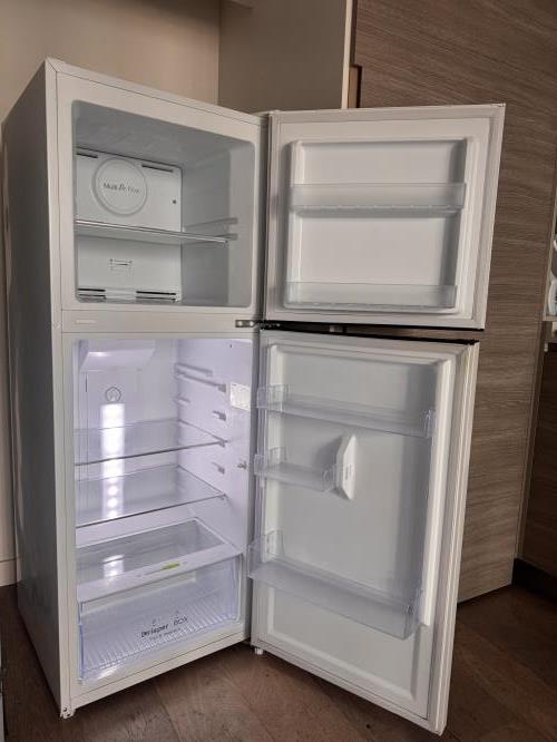Second-hand Chiq 216L Top Mount Fridge - Photo 3)