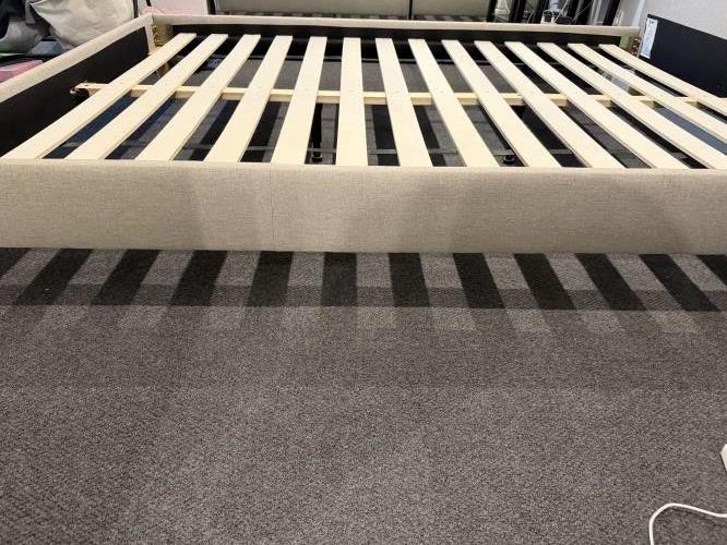 Second-hand Queen bed frame - Photo 3)