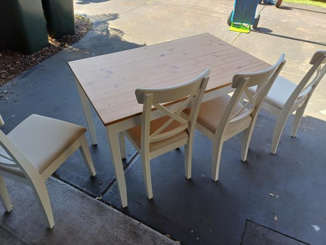 Second-hand IKEA Dining Table with 4 Chairs - Photo 3)