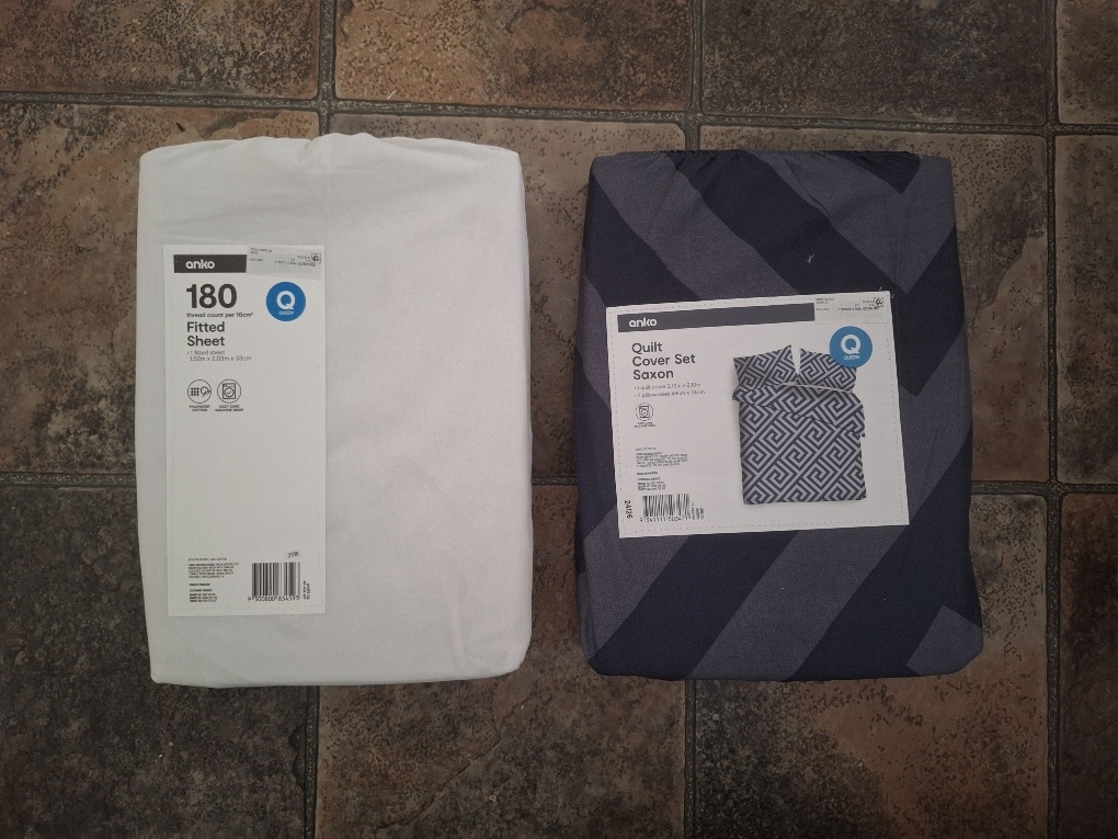 Bedding Set for a Queen Bed - Photo 3)
