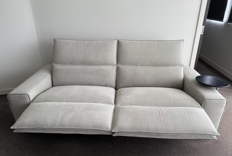 Second-hand King Living Electric Reclining Sofa - Photo 4)