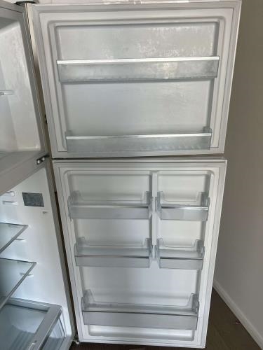 Second-hand Chiq 435L Top Mount Fridge - Photo 4)