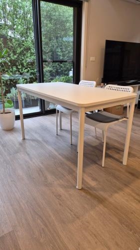 Second-hand Dining Table with 2 Chairs - Photo 4)