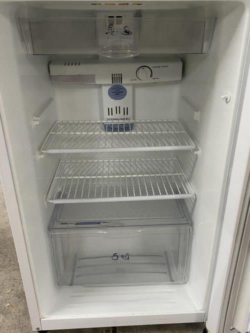 Second-hand Whirlpool 212L Top Mount Fridge - Photo 4)