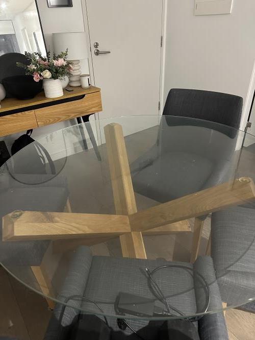 Second-hand Dining Table with 4 Chairs - Photo 4)