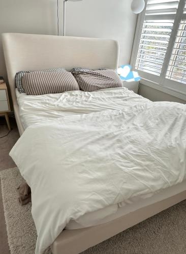 Second-hand Queen Size Bed Frame - Photo 4)