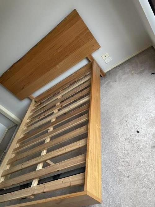 Second-hand Queen Size Bed Frame - Photo 4)