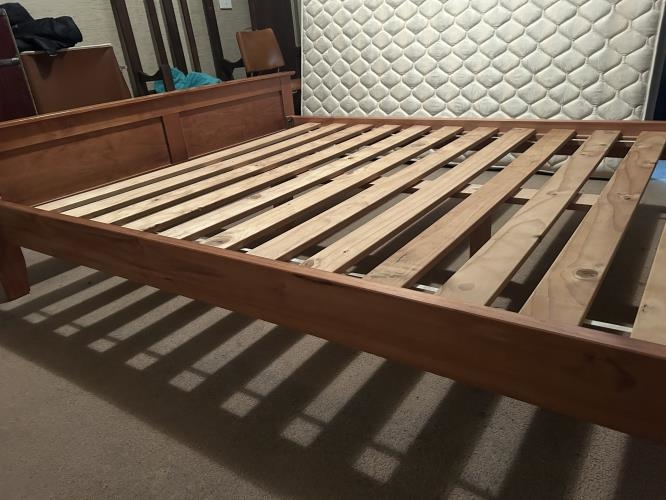 Second-hand Queen Size Bed Frame - Photo 4)