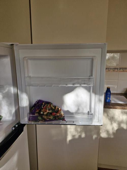 Second-hand Chiq 202L Top Mount Fridge - Photo 4)