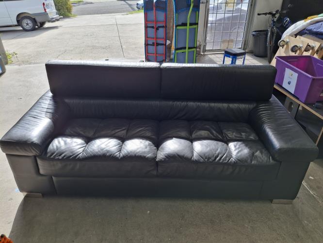 Second-hand Three Seater Sofa - Photo 4)
