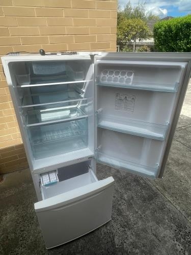 Second-hand Panasonic 421L Bottom Mount Fridge - Photo 4)