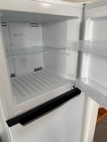Second-hand Chiq 202L Top Mount Fridge - Photo 4)