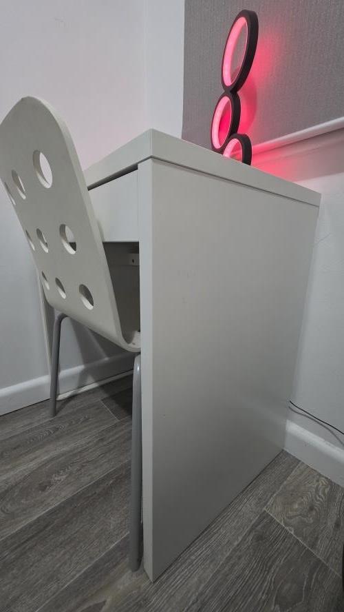 Second-hand Compact Desk and Chair - Photo 4)