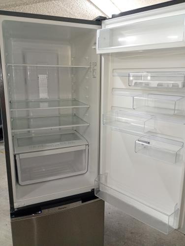 Second-hand Westinghouse 370L Bottom Mount Fridge - Photo 4)