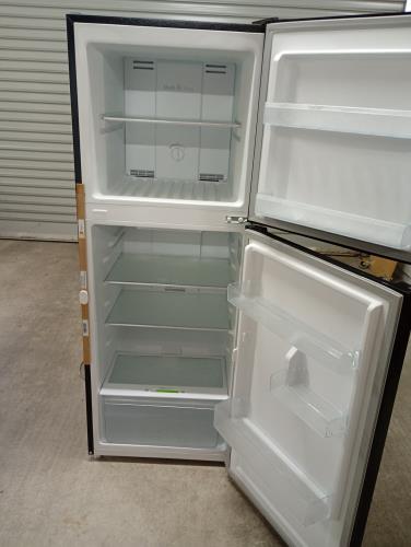 Second-hand Chiq 202L Top Mount Fridge - Photo 4)
